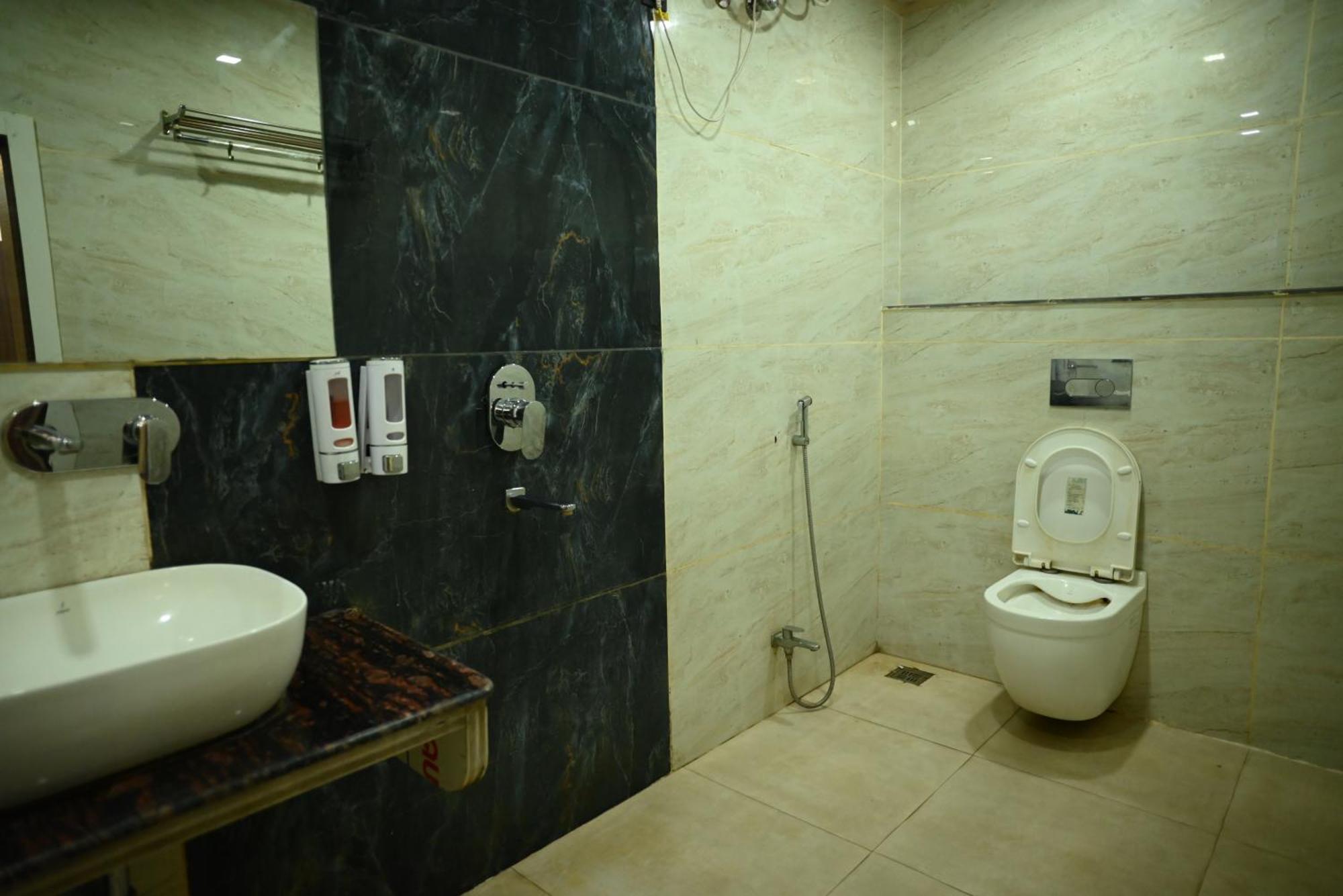 Kings Inn Hotel Ранчи Экстерьер фото